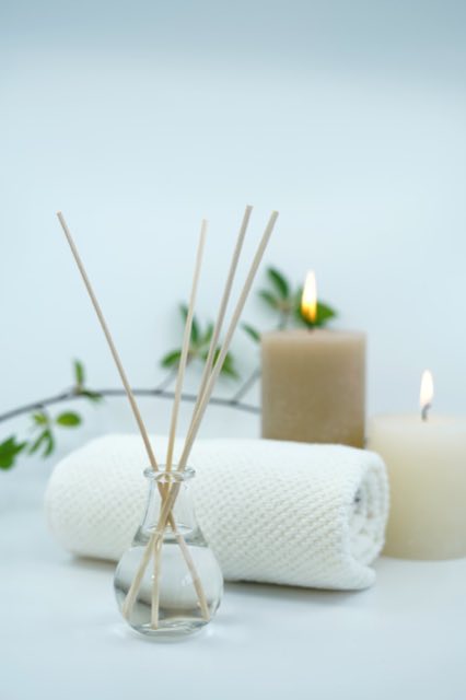 Ambiente de la consulta con toallas y velas
