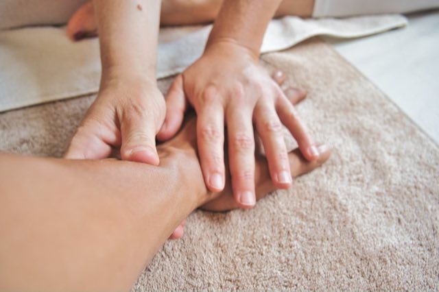 Masaje terapéutico de muñeca y antebrazo