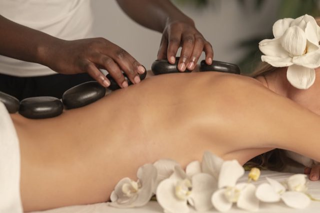Masaje relajante con piedras calientes